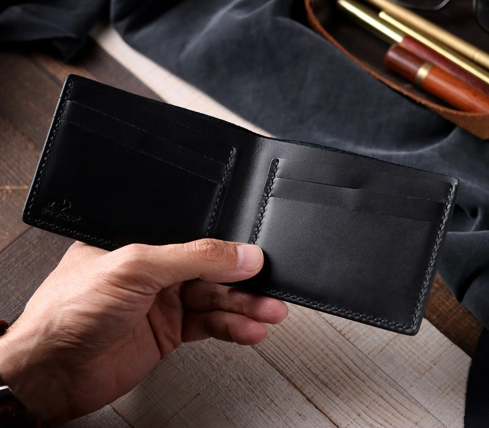 Classic Bifold Leather Wallet - Pergamon