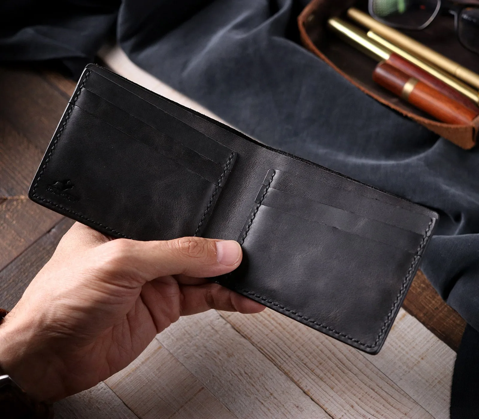 Classic Bifold Leather Wallet - Pergamon
